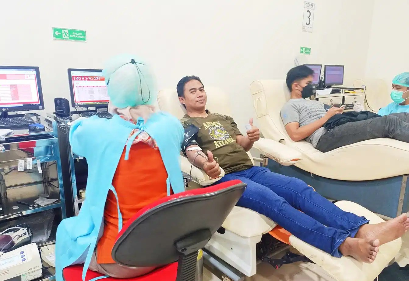 Relawan-PMI-PMR-KSR-tarogong-donor-darah-warga-bantuan-bencana-Indonesian-red-cross-bulan-sabit-Palang-Merah